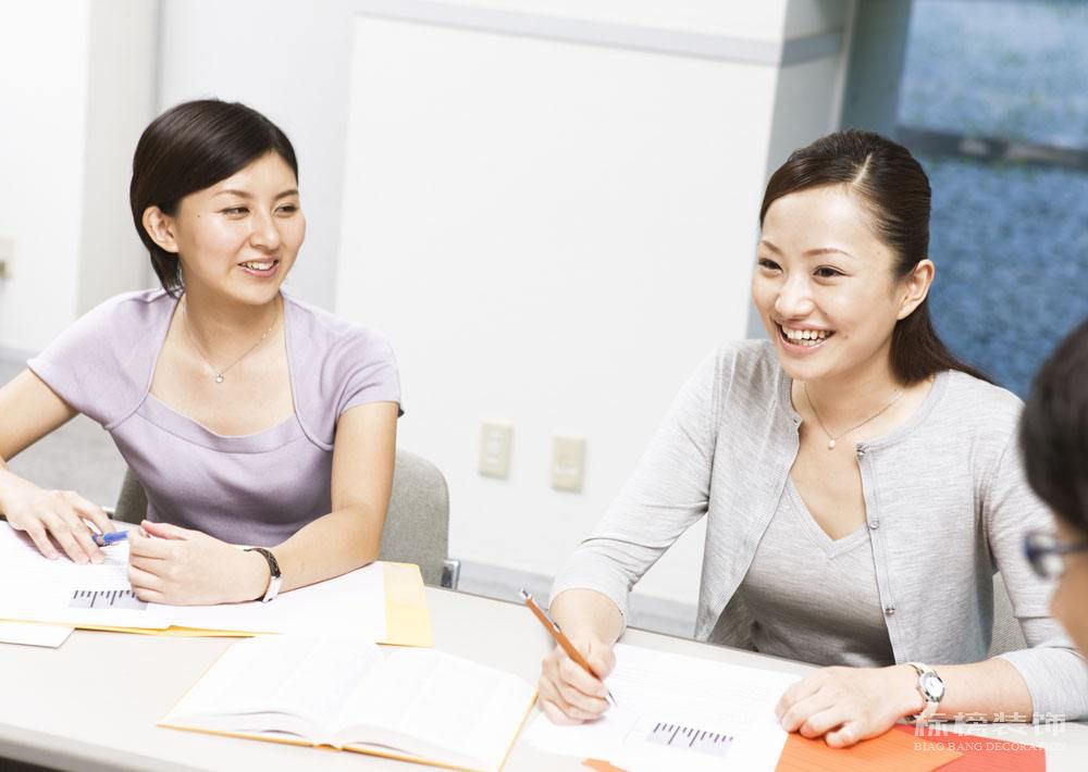 如何预算办公室装修成本？